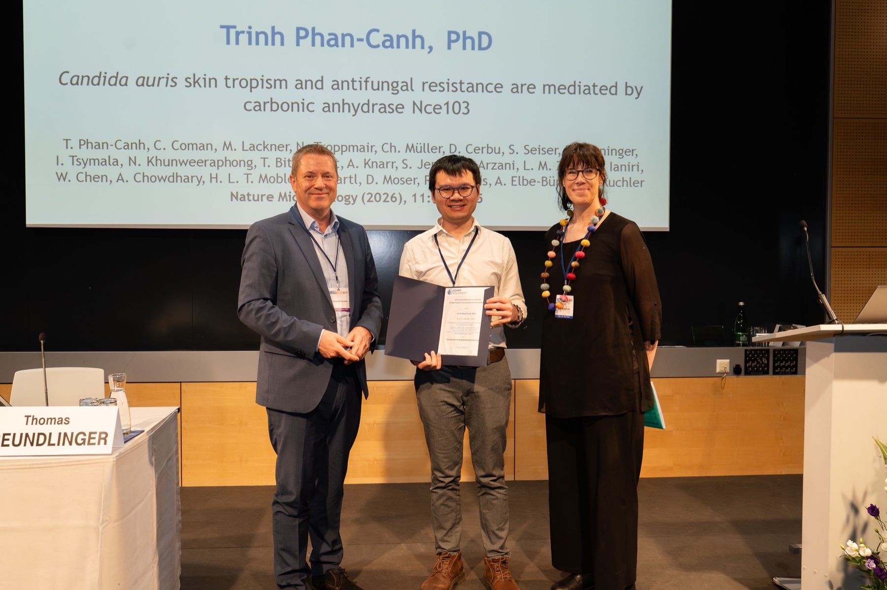Trinh Phan-Canh receiving the Austrian Microbiology Prize 2026 at the ÖGHMP award ceremony
