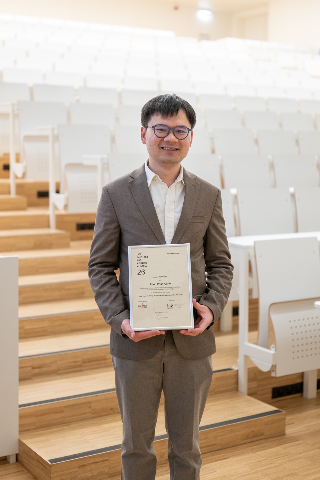 Trinh Phan-Canh holding the Life Sciences PhD Award Austria 2026 certificate
